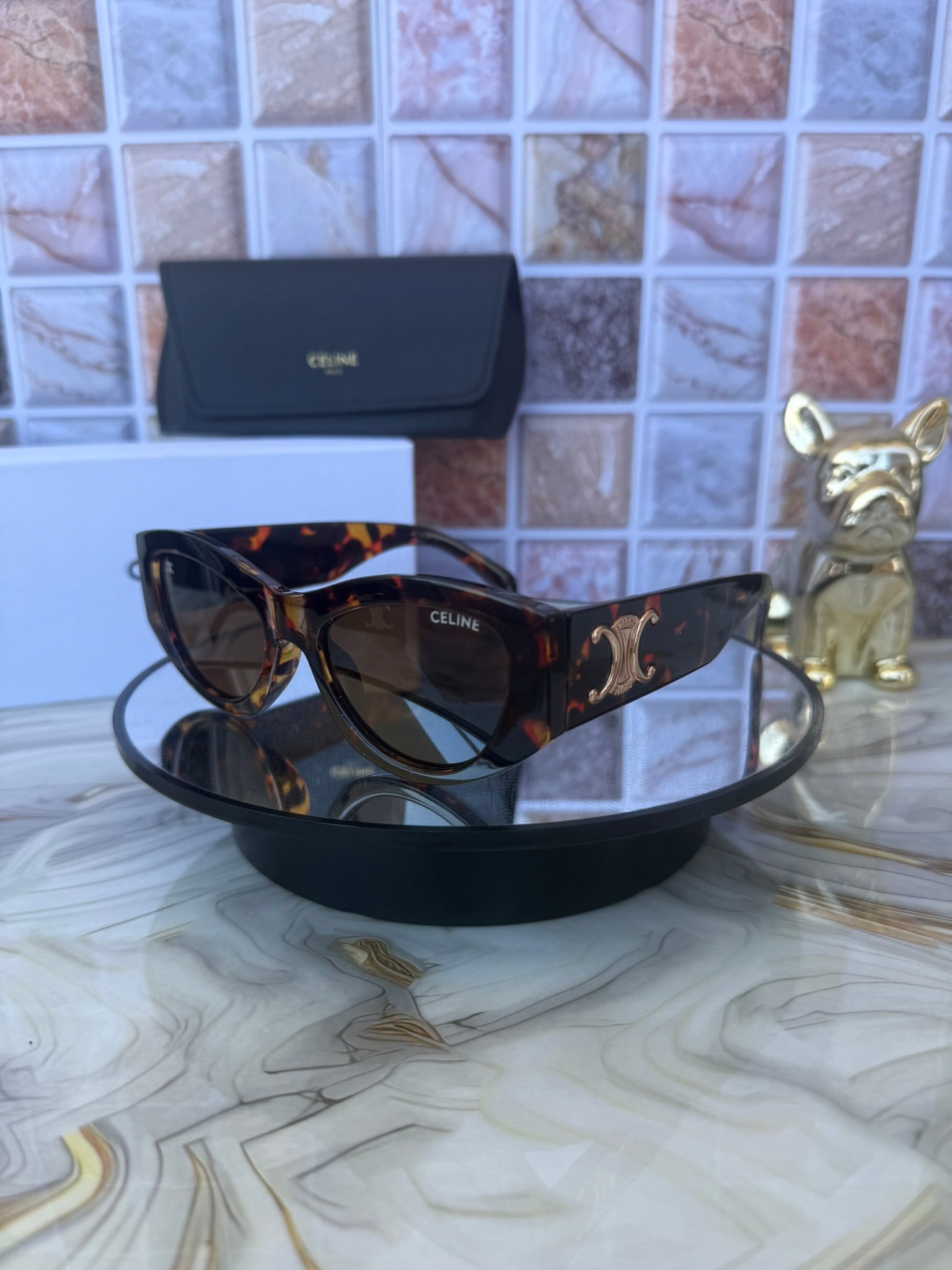 🕶️ Lentes de Sol Celine – Negro Clásico con Detalles Dorados