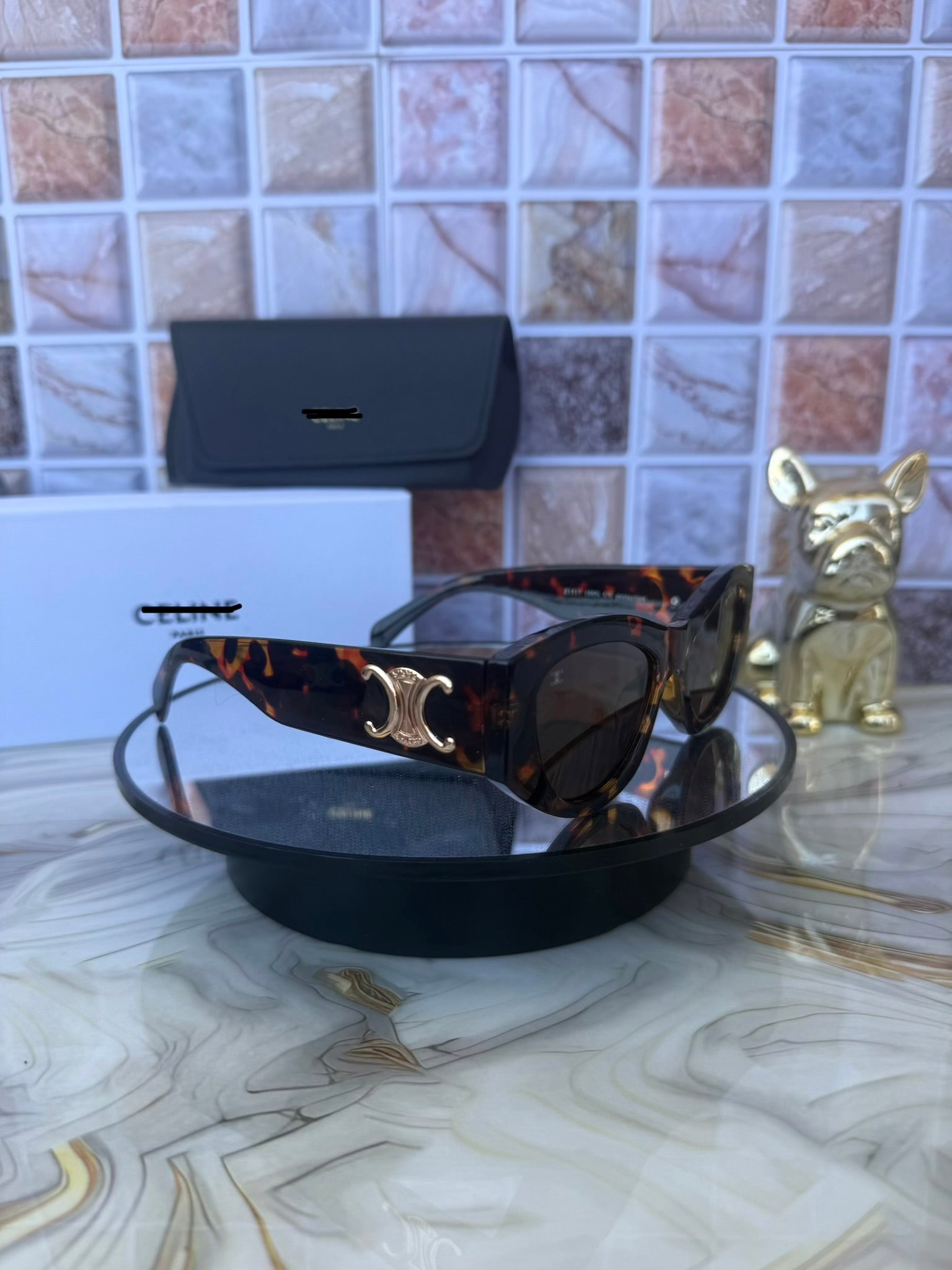 🕶️ Lentes de Sol Celine – Negro Clásico con Detalles Dorados